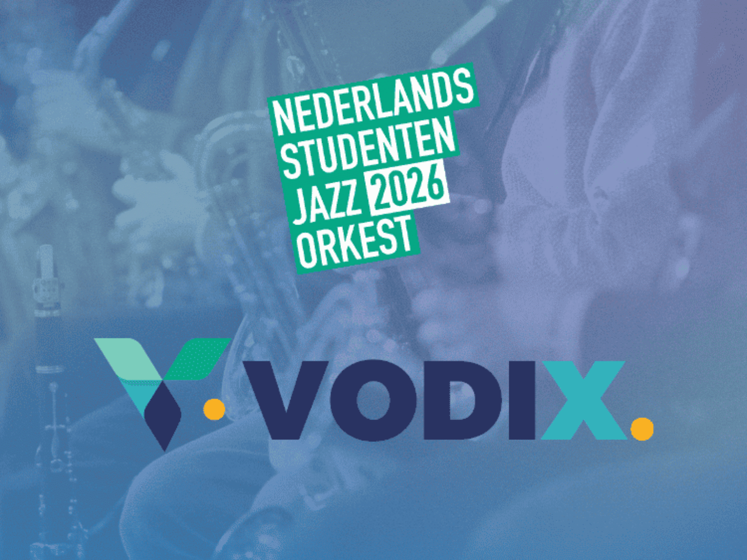 Op de afbeelding staan de logo's van Vodix en NSJO. Op de achtergrond spelen trompettisten.